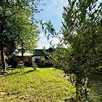 Le Joli Jardin Face A L'abbaye