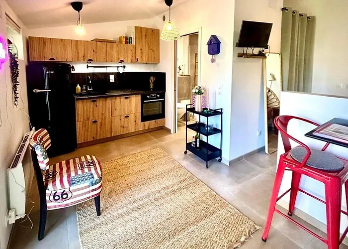 Le Joli Jardin Face à L'abbaye *